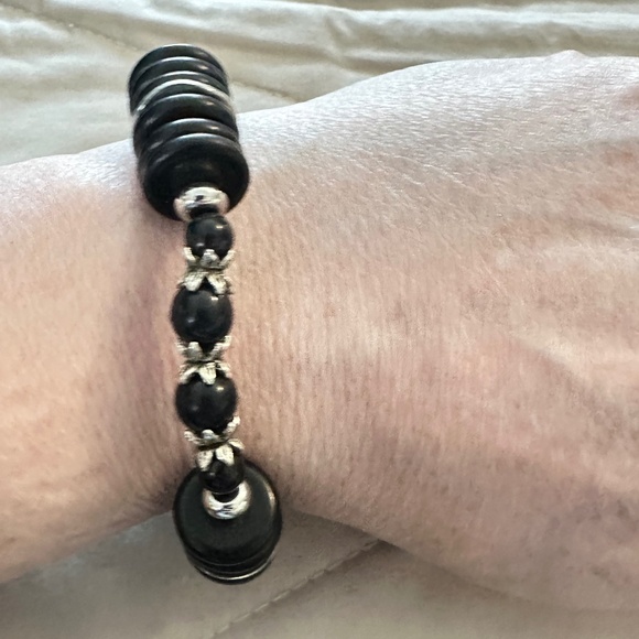 Black Onyx and silver tone stretchy bracelet. Rounds and discs - Picture 5 of 11